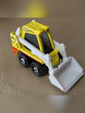 2009 Mattel  Matchbox Yellow Skidster  Loader, MBX Construction, HTF